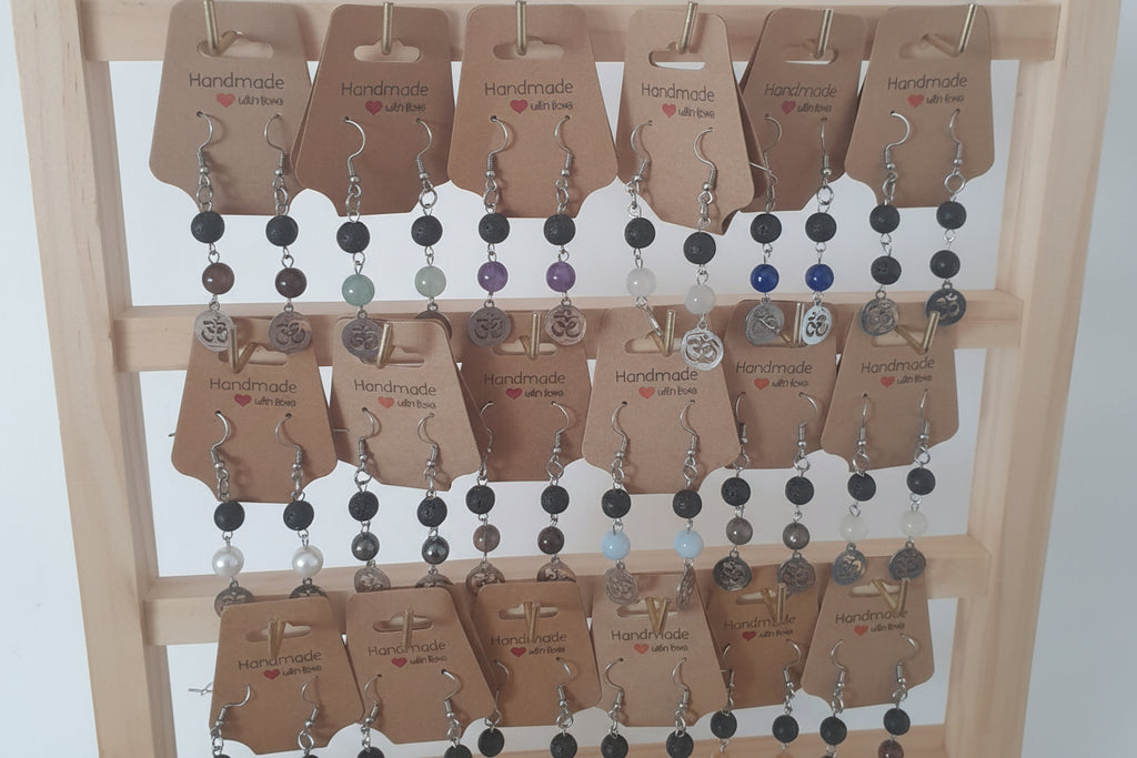 Boucles d’Oreilles - Pierre naturelle - Pierre de Lave & Symbole Om - Création Artisanle