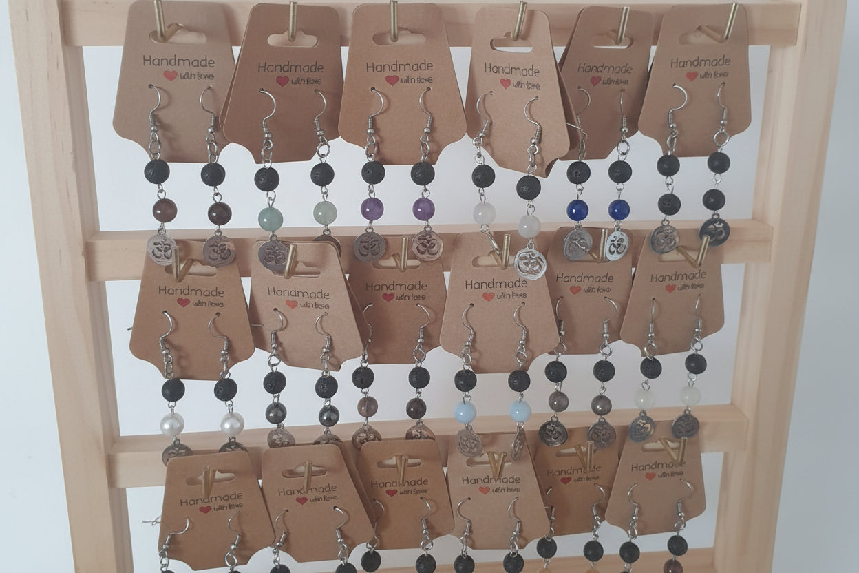 Boucles d’Oreilles - Pierre naturelle - Pierre de Lave & Symbole Om - Création Artisanle