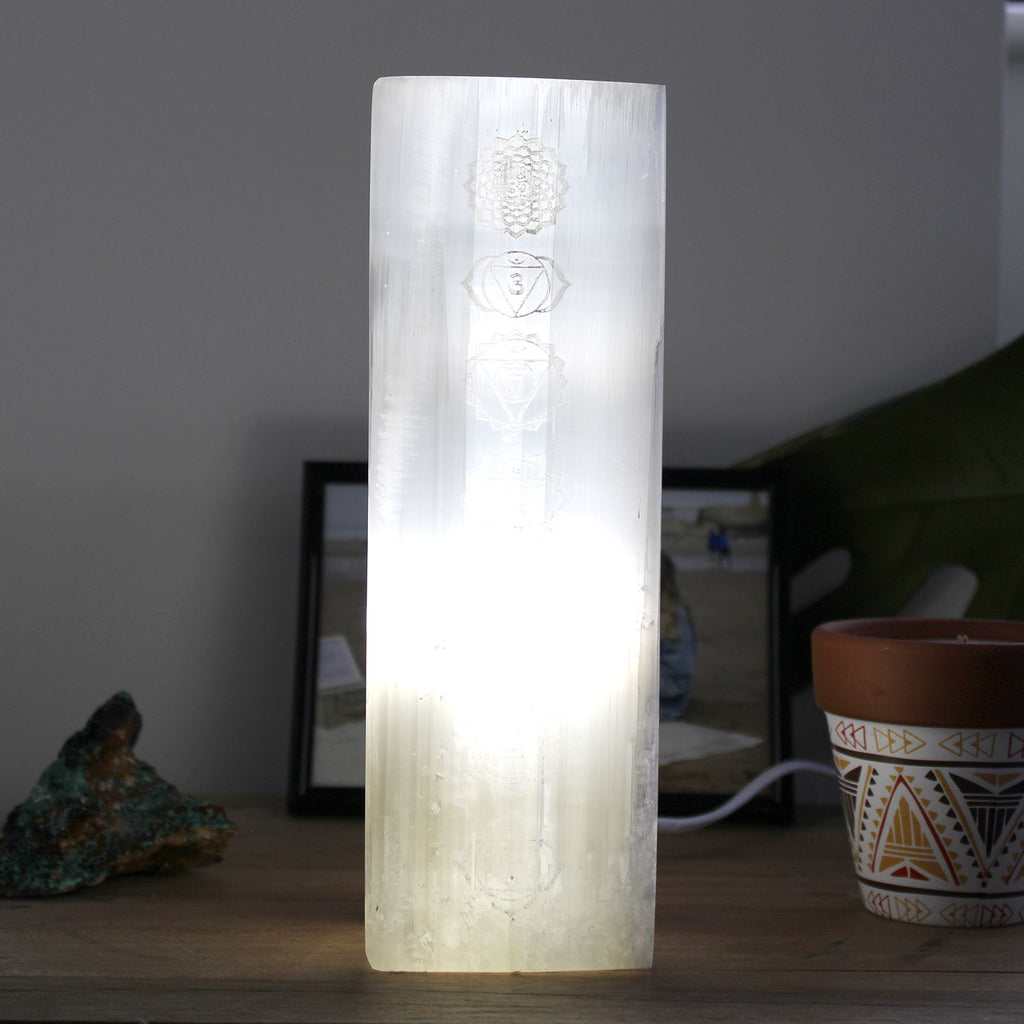 Lampe bloc de sélénite 25 cm - Lampe chakra - Nayana Om Boutique