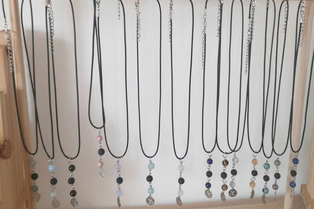 Pendentif Pierres Naturelles, Pierre de Lave & Symbole Om – Création Artisanale - Nayana Om Boutique